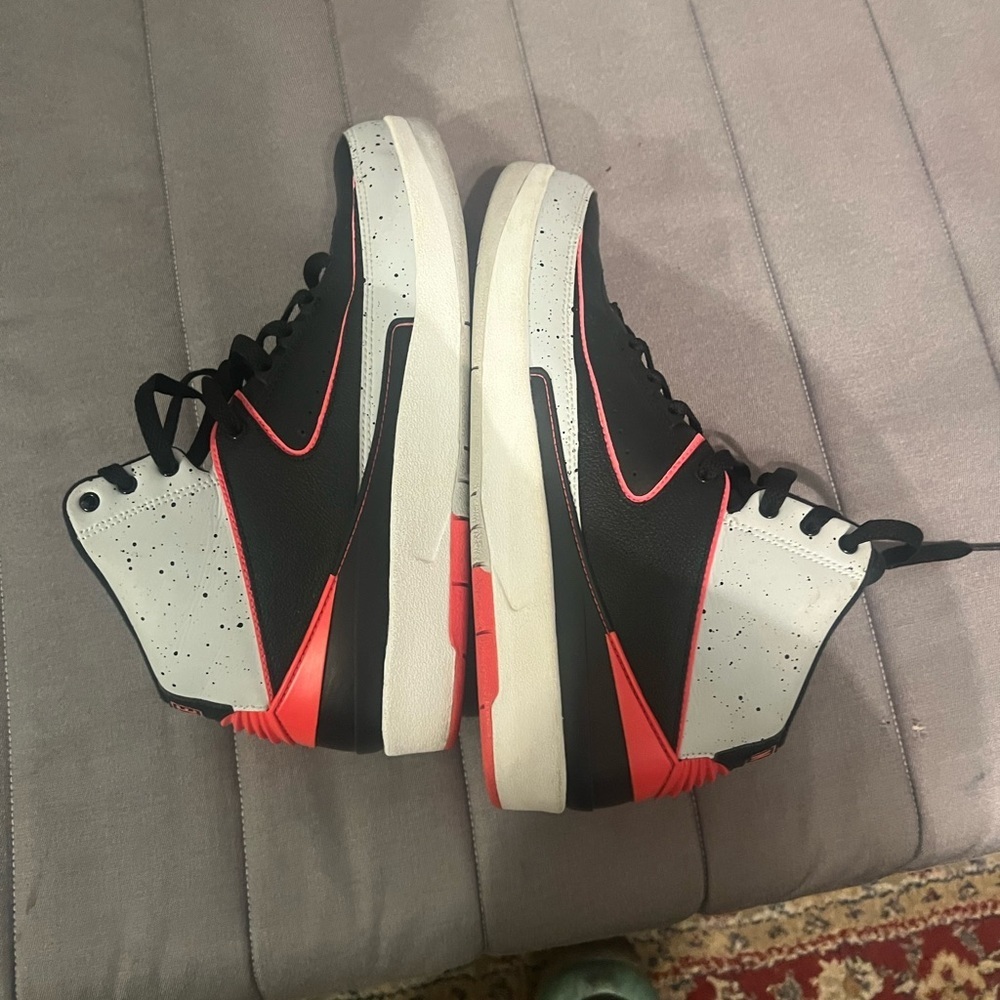 Retro 2 men size 9 preowned good condition - Picture 9 of 9